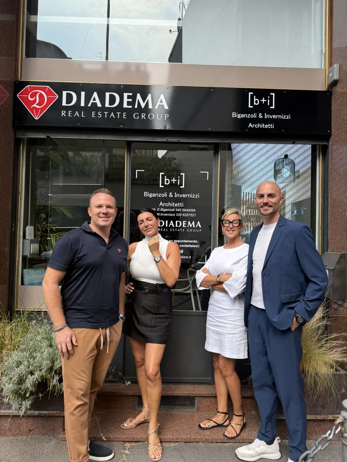 Il team Diadema RE Group davanti al nuovo punto consulenza di Gallarate in Via Cadolini 6