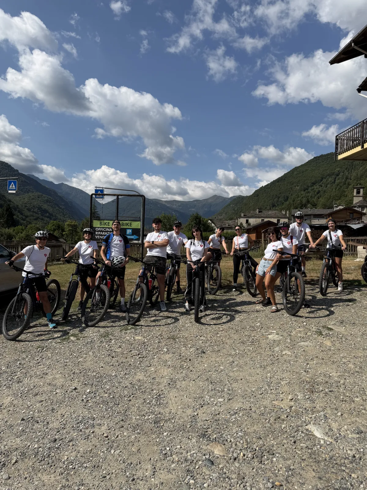 Il team Diadema RE Group in ebike durante il team building da Scopello ad Alagna